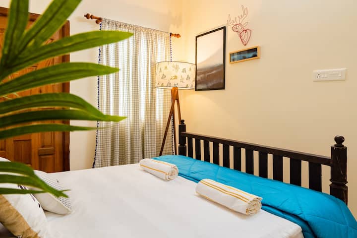 Udobna spavaća soba za noćni provod