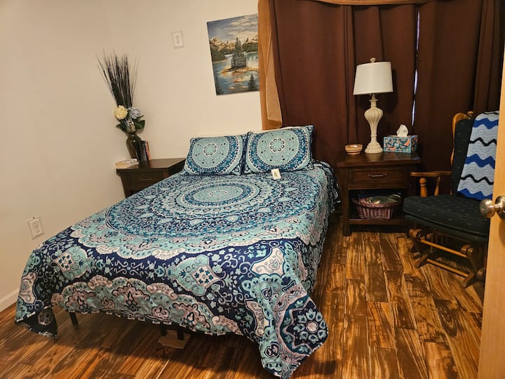 Აღმოსავლეთით მდებარე სამეფო პალატა ეზოს და ტყეს გადაჰყურებს. Ამ ფართო ოთახში დაგხვდებათ საწოლი, რომელიც აღჭურვილია კასპერის მატრასებით, კასპერის ბალიშებით, სერტაპედის დამატებითი ფირმის ბალიშებით, 600 TC ზეწრით და შავი ფარდებით.