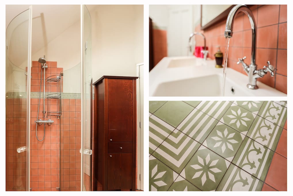 De badkamer op de verdieping waar de te verhuren slaapkamer is, is ruim en luxe afgewerkt, met toilet, douche en jacuzzi.