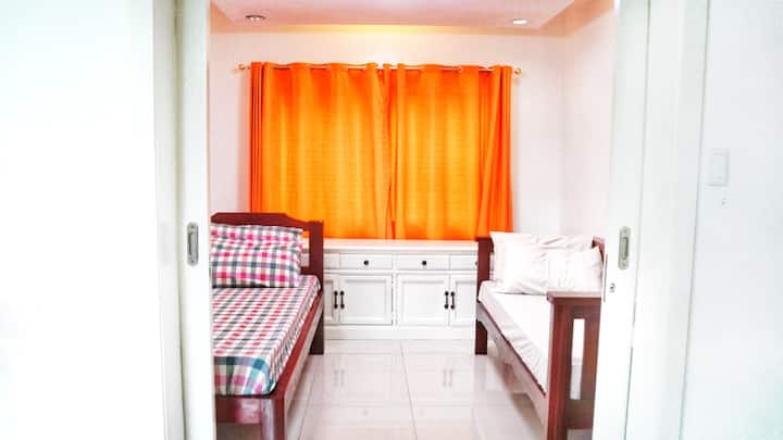 Prvá (1.) spálňa | 2 jednolôžka | Matrac na podlahe (na požiadanie)

Poloha: prvé poschodie domu