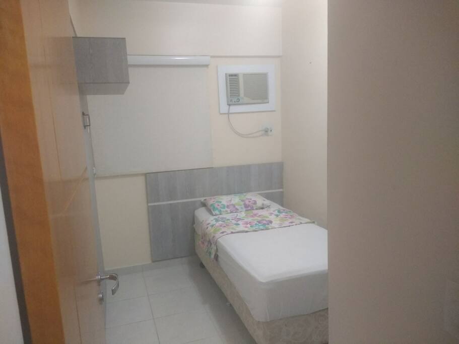 quarto 1 com armários e ar-condicionado