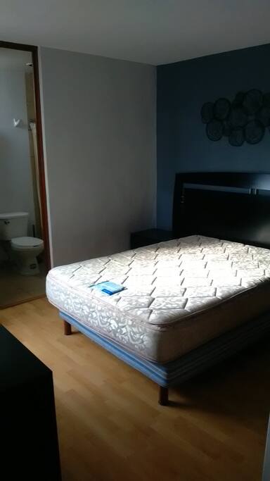 DORMITORIO CON CAMA MATRIMONIAL Y BAÑO COMPLETO PRIVADO