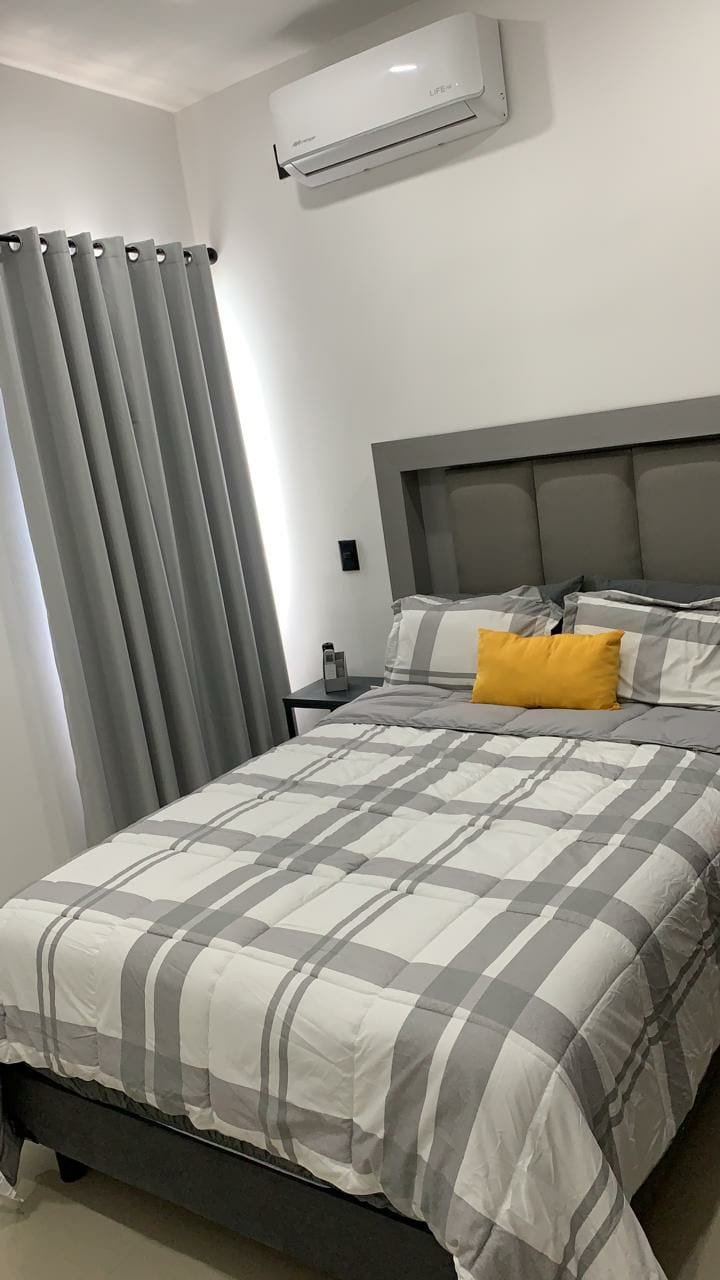 Მეორადი საძინებელი, კარადა, გვერდითა მაგიდა, ტელევიზორი netflix და minisplit