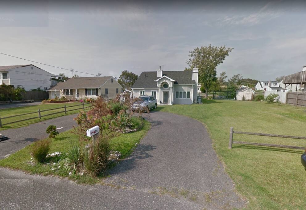 Entrance with circular driveway