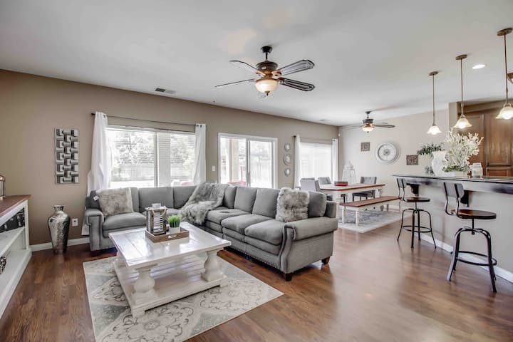 Spacious & bright Bakersfield home! King size bed