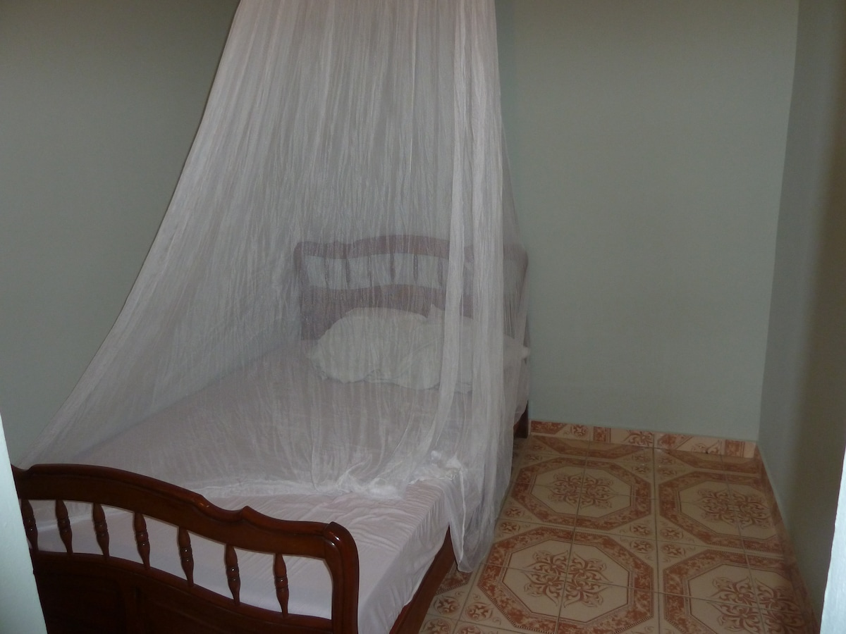 соба 1 лице со кревет широк 90 см