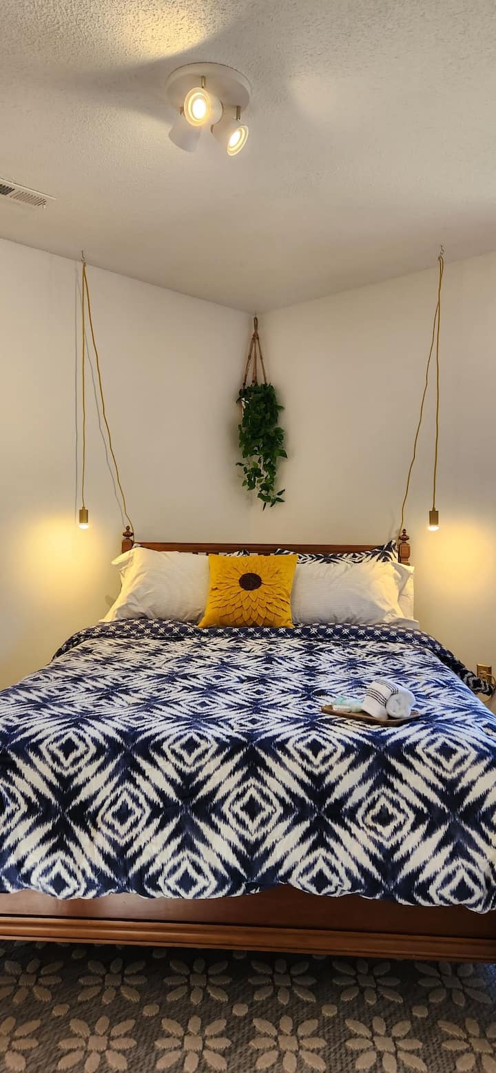 Cozy, Retro-styled House, 3 mins to lake access!