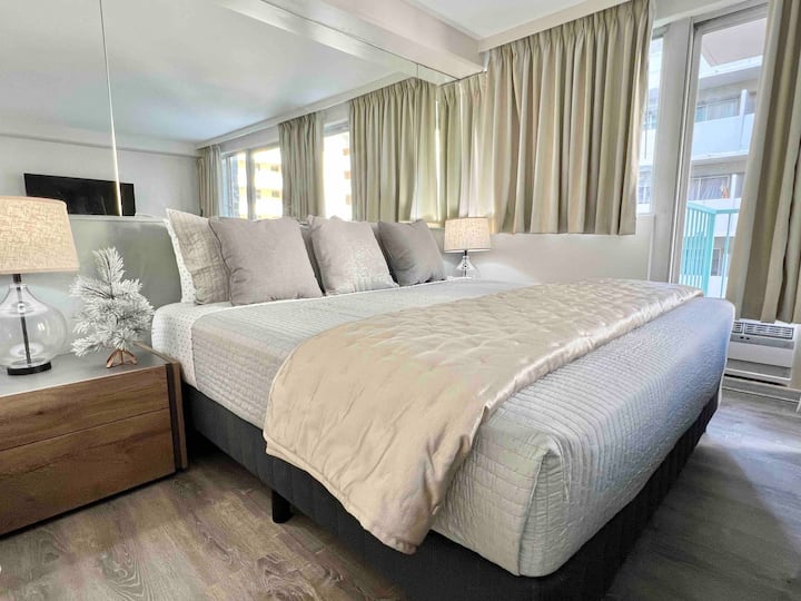 Aloha Surf Renovated Condo Central Waikīkī Beach - Honolulu, HI