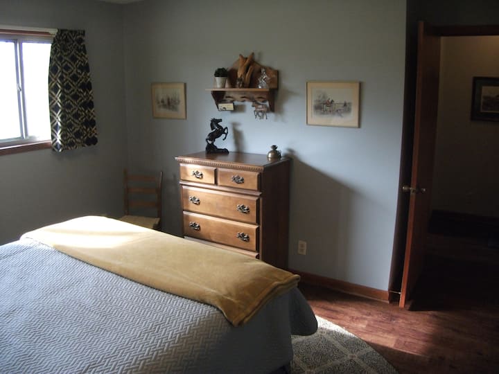 Spavaća soba s konjima nalazi se pored kupaonice u   hodniku.