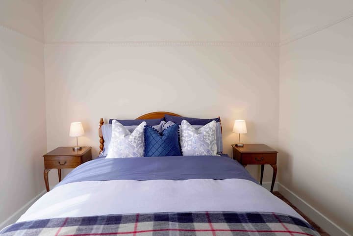 Cama queen, con doona de plumas tamaño king, manta eléctrica, ropa de cama de algodón de calidad y almohadas de plumas suaves para una noche de descanso. Esta habitación tiene ventilador de techo y bloquea las persianas. Hay mucho espacio para colgar en la bata.