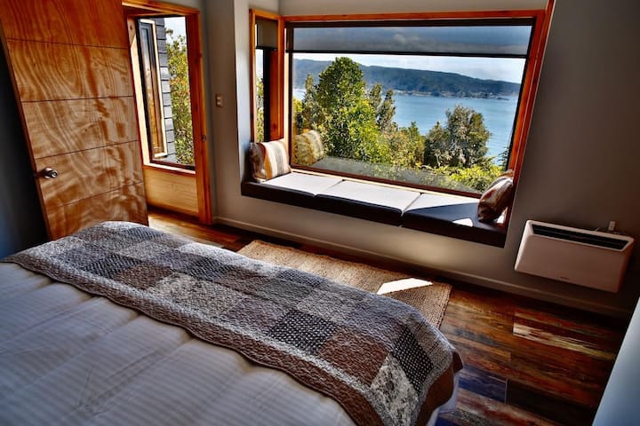 إطلالة على المحيط وغرفة النوم الرئيسية للنافذة القاعية