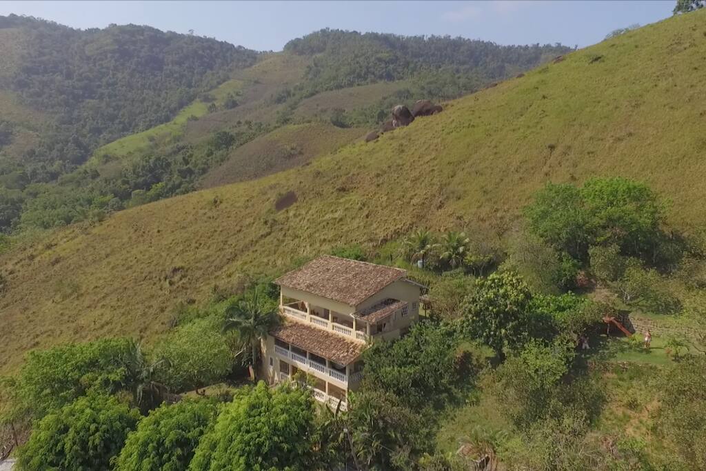 Vista aérea da casa e do terreno