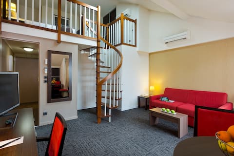 Successful Airbnb property: Street-side apartment near Geneva Airport in Ferney Voltaire