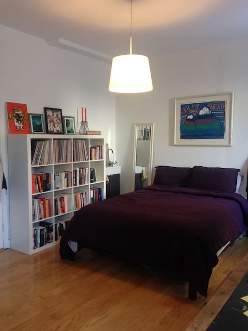Queen size bed with great linens, lots of books about NYC and Brooklyn