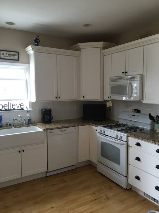 Beautiful Seashore kitchen/new appliances and granite countertops