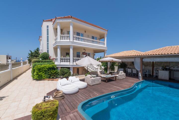 Marilyn Manor, Exclusive Hideaway & Private Pool gallery image 2