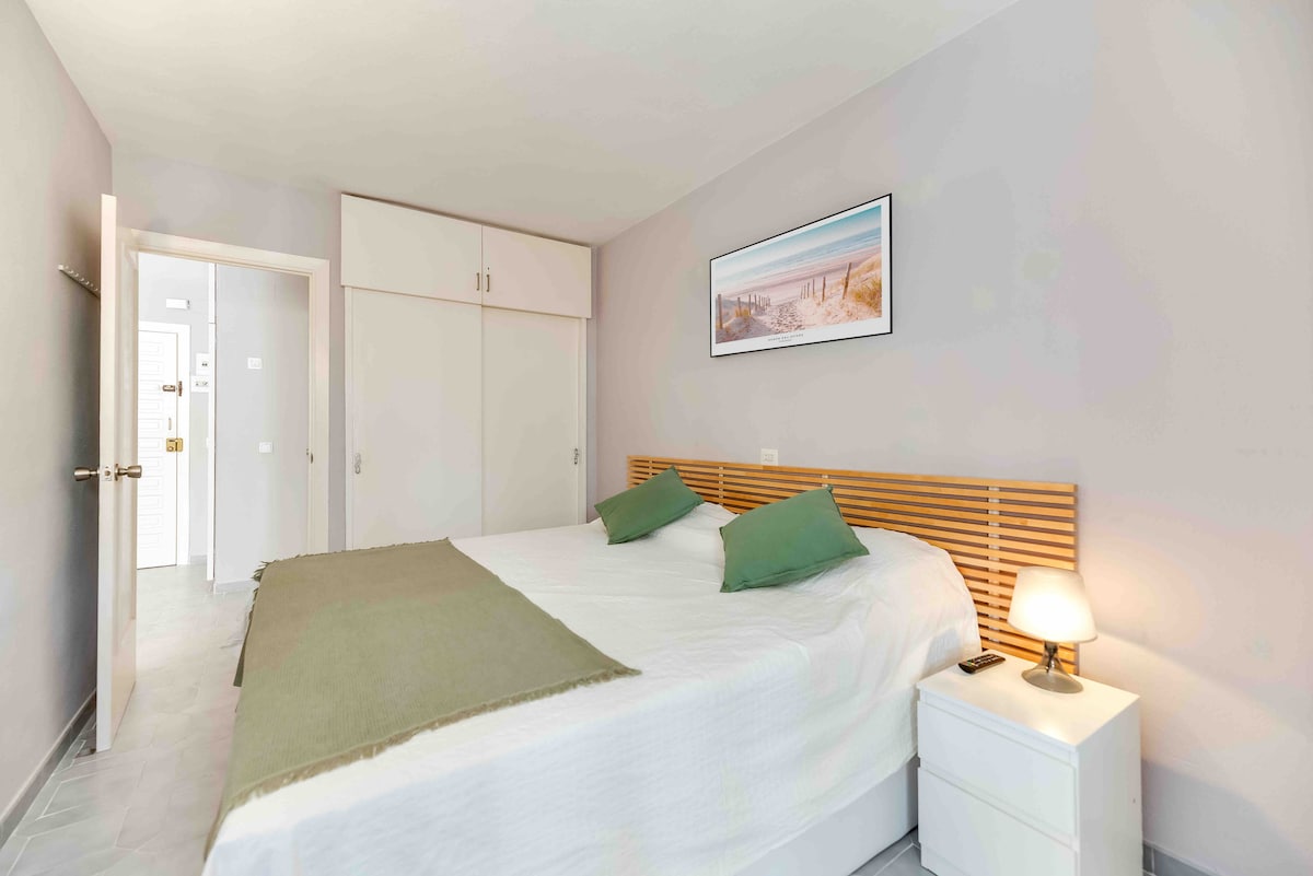 Soba s dva kreveta koji se spajaju ili su odvojeni po želji.
Ugrađeni ormar.
Dodatni krevet (ako je potrebno) 