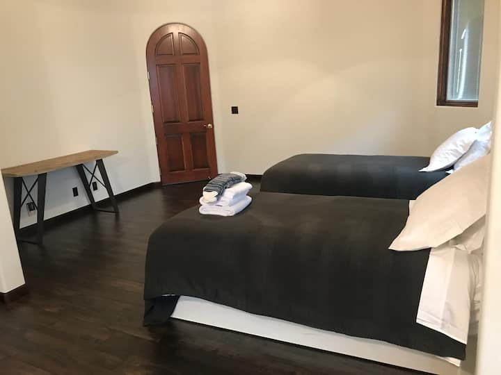 Chumba cha 2 cha kulala kilicho na vitanda viwili vya ukubwa wa mapacha vilivyo na magodoro ya povu la kumbukumbu na matandiko ya