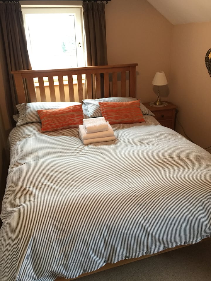 Უკანა საძინებელი... ორადგილიანი საწოლი.