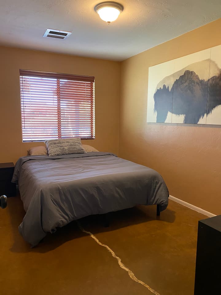 Საძინებელი #1 - სრული საწოლით, დიდი იატაკიდან ჭერამდე სარკითა და კომოდით.