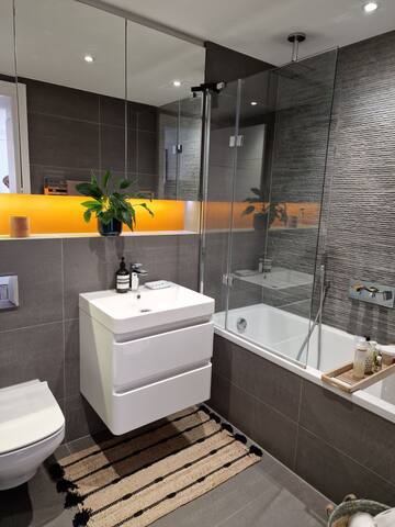 A large 3 bedroom detached house with 2 gardens gallery image 4