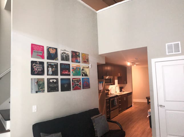 GOOD VIBES LOFT!!!  Free Parking! Downtown Nash!!
