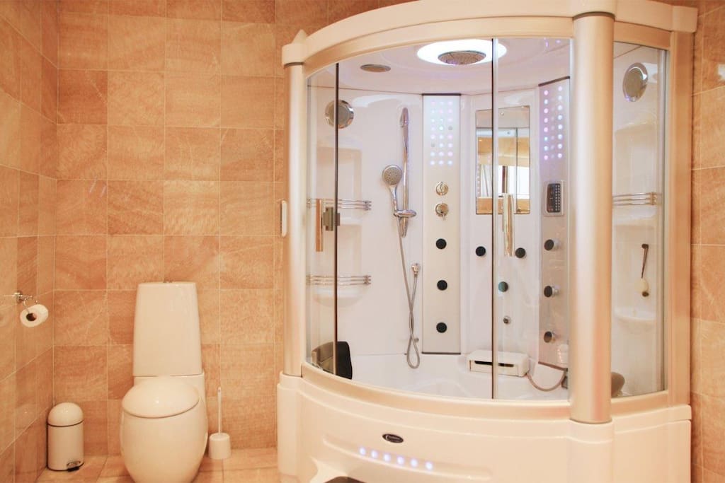 Power shower and bubble bath in M/Bedroon