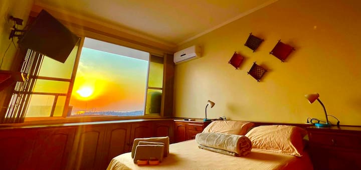 Suite con hermosas vistas al río Negro y una puesta de sol sensacional.