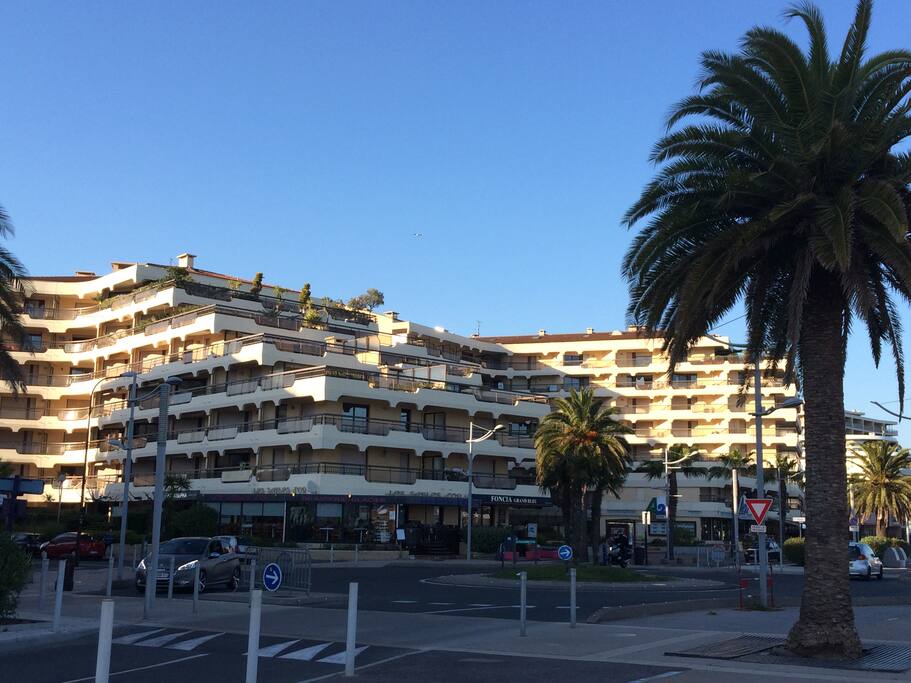 Photo de la résidence. L'appartement est situé au premier étage, juste après le retour de balcon.