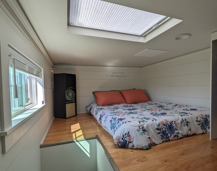 Cómodo colchón queen.

La claraboya también se abre al doble como salida de emergencia. 