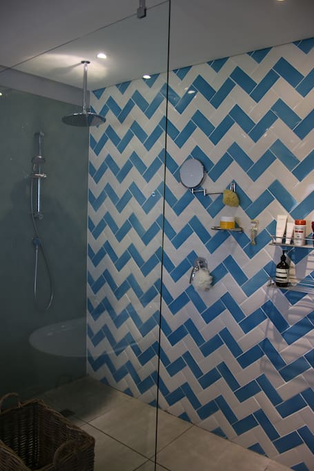Master en-suite bathroom