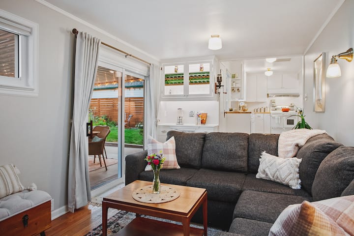 Sunny 1940s Olde Town Charmer With Amazing Patio! - 阿瓦達