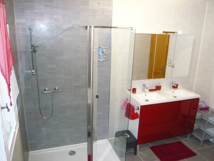 Salle de bains privative (vue coté douche)
