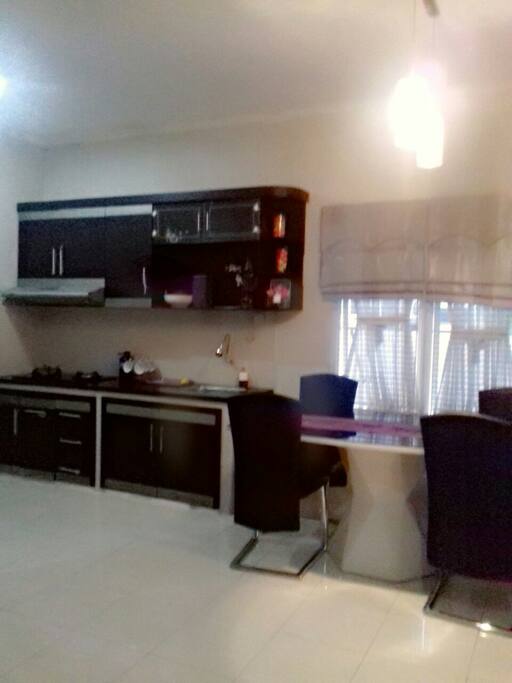 meja makan dan dapur