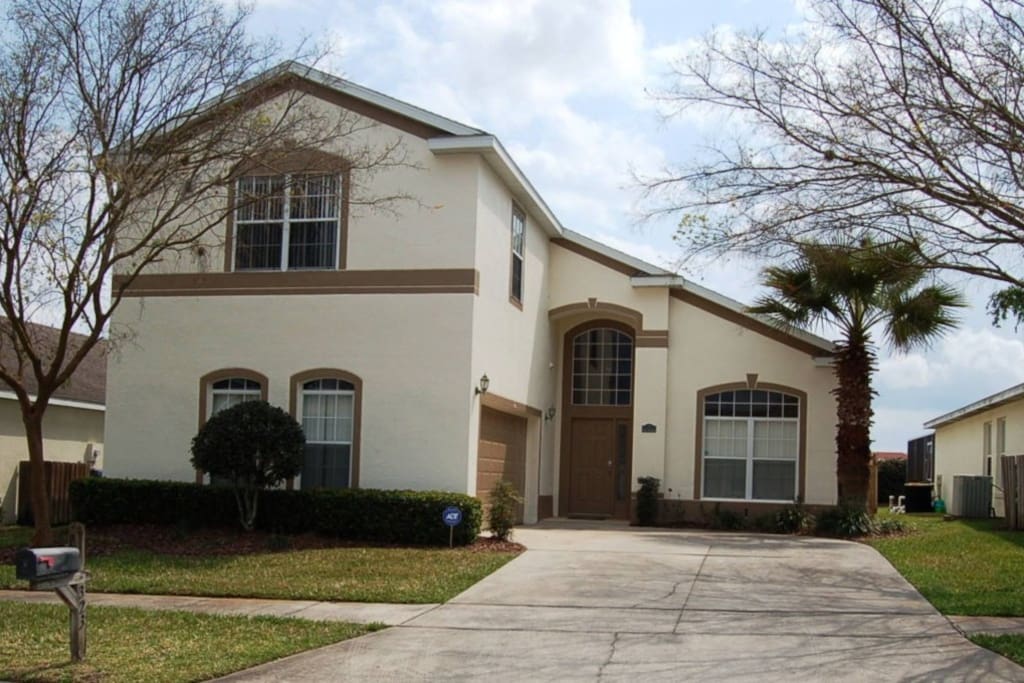 Front of home offering beautiful curb appeal