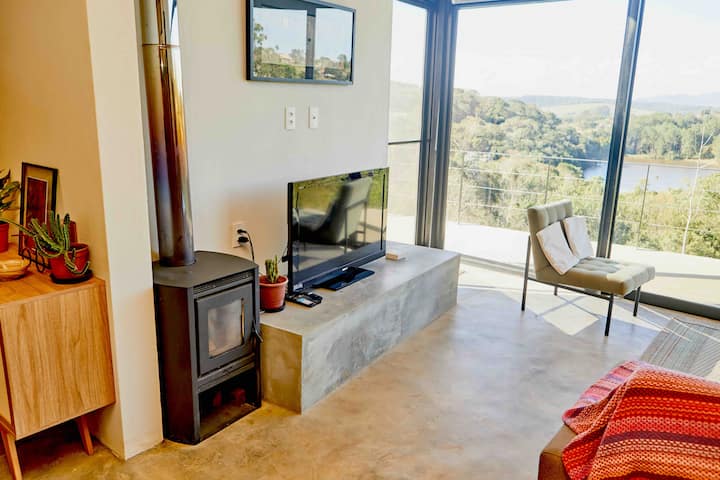 Amazing view, swimming pool fireplace and privacy