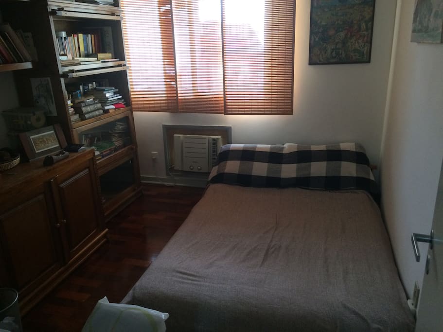 Quarto com ar condicionado e banheiro privado