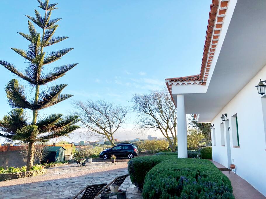 Espaciosa entrada de la casa para aparcar y lo mas ideal es que los niños puedan jugar en la casa de muñecas que posee