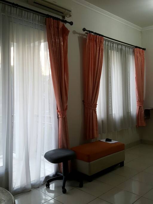Kamar tidur utama dengan balkon