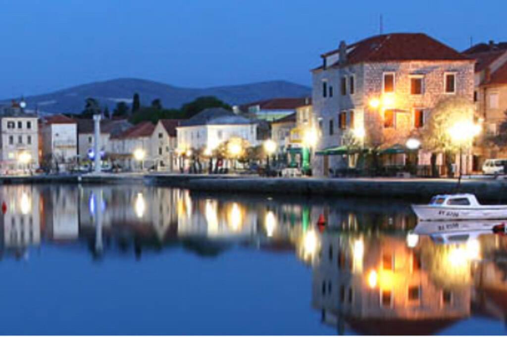 Centar mjesta po noći