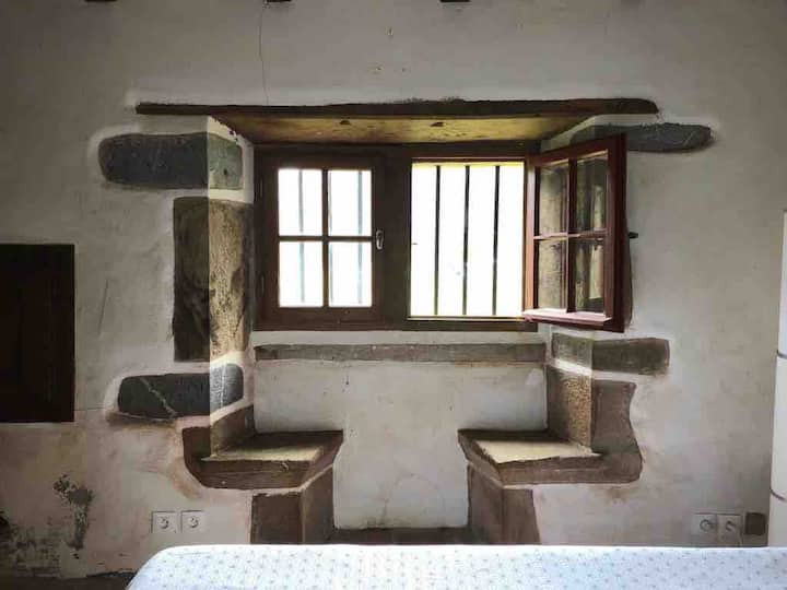 Bancos de piedra en el dormitorio de la chimenea: ¡la peculiaridad de nuestra exte 1723!