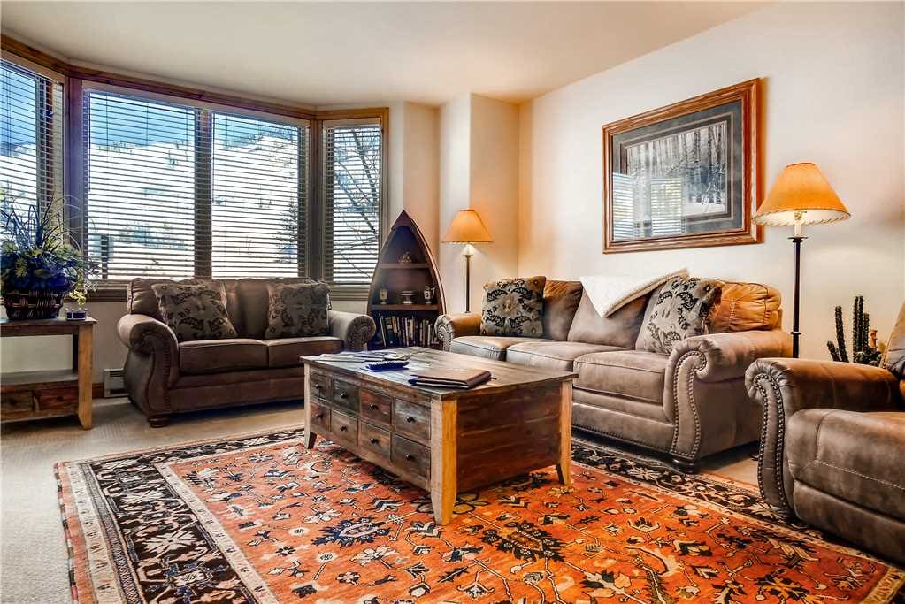 Couch,Furniture,Carpet,Home Decor,Indoors