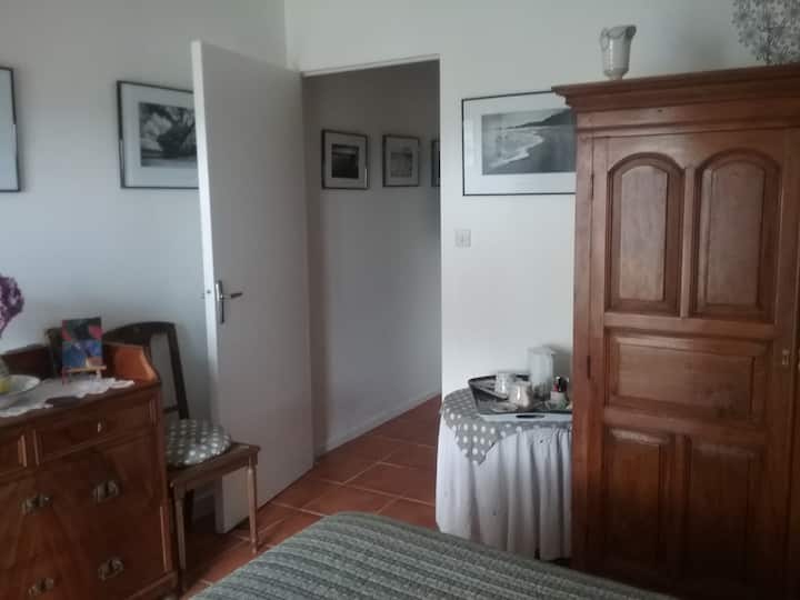 Chambre avec couloir vers salle de bain