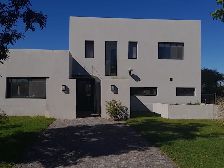 Casa En Country, Con Pileta Y Salamandra. - Belén