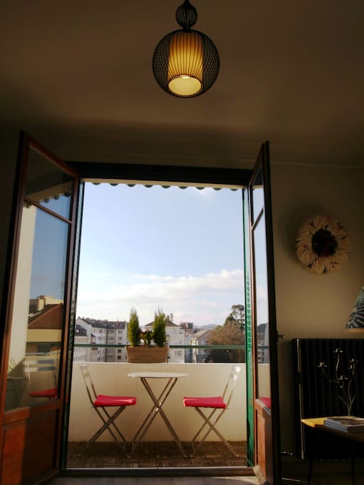 Balcon ouvert sur le salon / Balcony open to living room