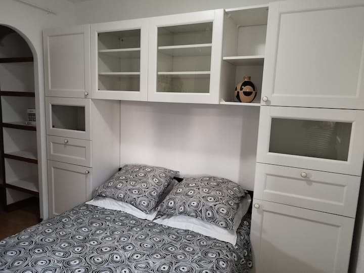 Habitación con armarios empotrados