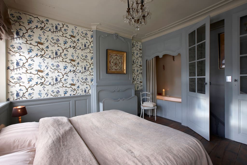 Chambre Louis XVI. Le bain se trouve dans l'ancienne alcôve.