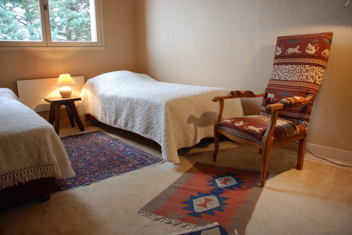 ห้องนอนอยู่ที่ชั้นล่าง