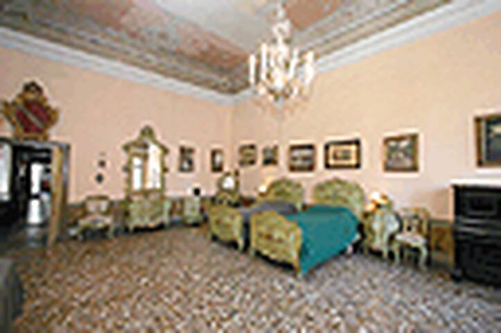Vintage Venice apartment gallery image 4