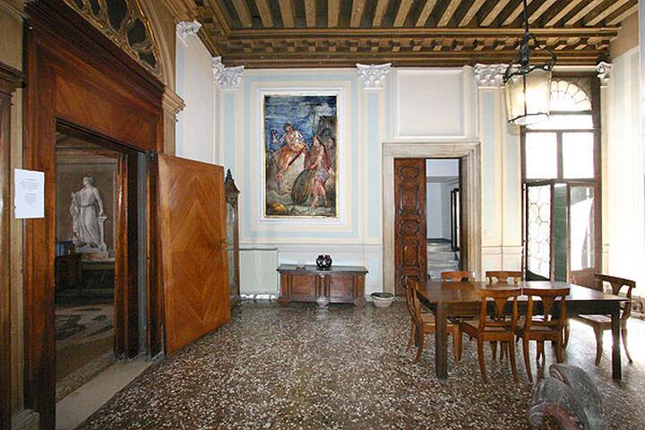Vintage Venice apartment gallery image 5